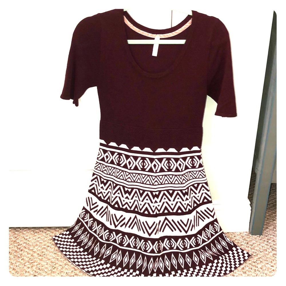 Cute 3/4 sleeve maroon and white patterned dress